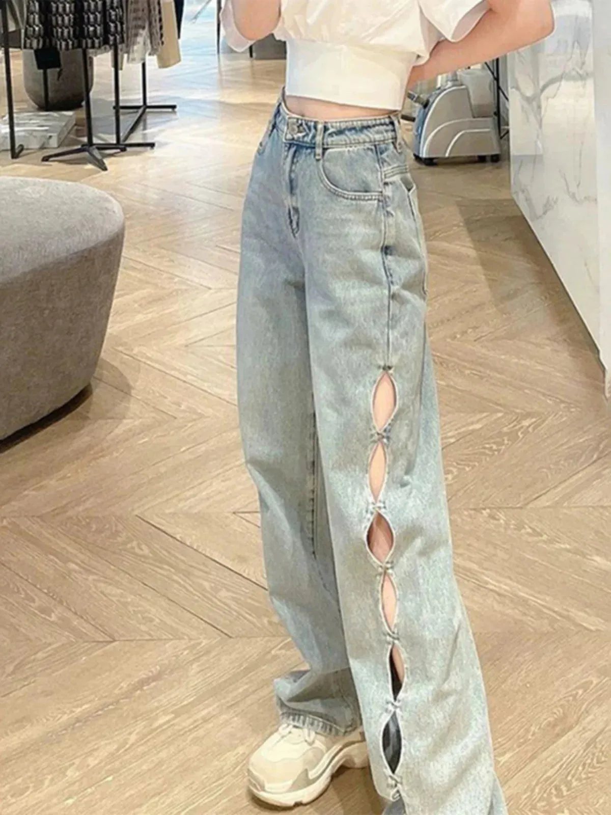 Damen High-Waist Jeans mit ausgefallenen Ausschnitten im Indie-Styl